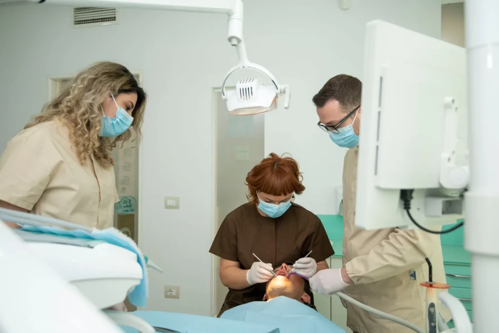 Le cliniche odontoiatriche in Albania, soprattutto nelle città principali come Tirana e Durazzo, sono oggi considerate tra le più moderne dei Balcani. Negli ultimi dieci anni, grazie agli investimenti nel turismo dentale, queste strutture hanno raggiunto standard di eccellenza paragonabili a quelli italiani ed europei. Non si tratta di piccoli studi privati, ma di centri odontoiatrici internazionali che accolgono ogni anno migliaia di pazienti dall’estero, in particolare dall’Italia.
