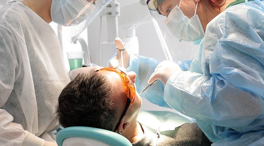 Molti pazienti si domandano se i prezzi più bassi degli impianti dentali in Albania siano legati a una qualità inferiore. La risposta è no: i materiali, le tecnologie e i protocolli clinici sono identici a quelli utilizzati in Italia o in altri Paesi europei. La differenza sostanziale nei costi è legata a una serie di fattori economici e gestionali che rendono le cure odontoiatriche più accessibili.